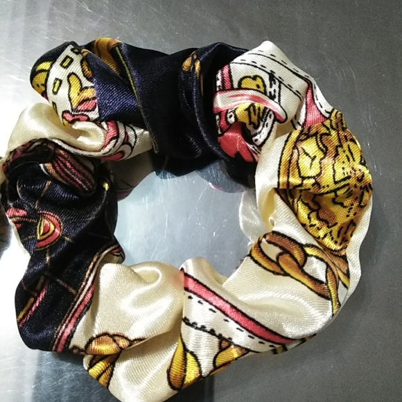 🦁NEW 2 DESIGNER INSPIRED PRINT HAIR SCRUNCHIES - Picture 3 of 4
